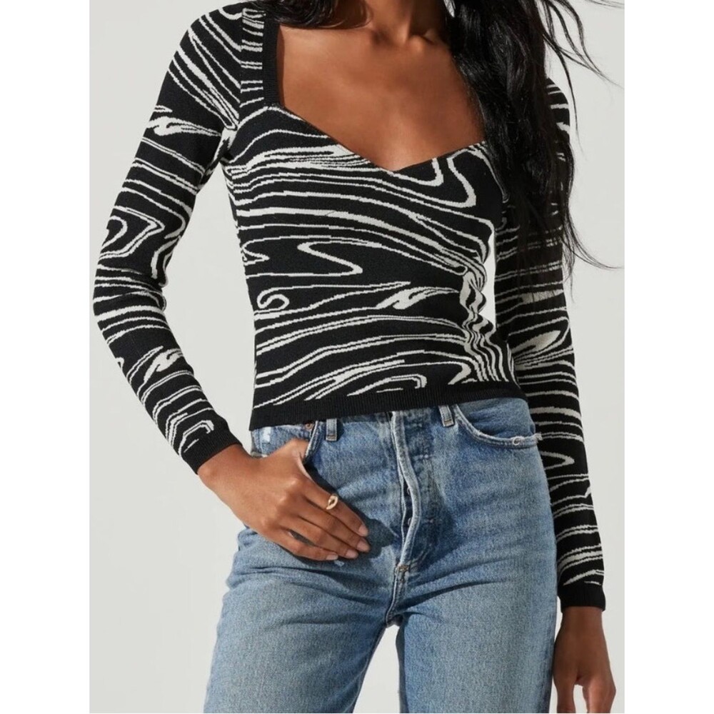 Astr Black/White Swirl Knit Long Sleeve Sweater Top. Size Medium